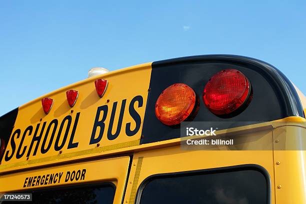 Foto de Ônibus Escolar Traseira e mais fotos de stock de Acidentes e desastres - Acidentes e desastres, Amarelo, Arte, Cultura e Espetáculo
