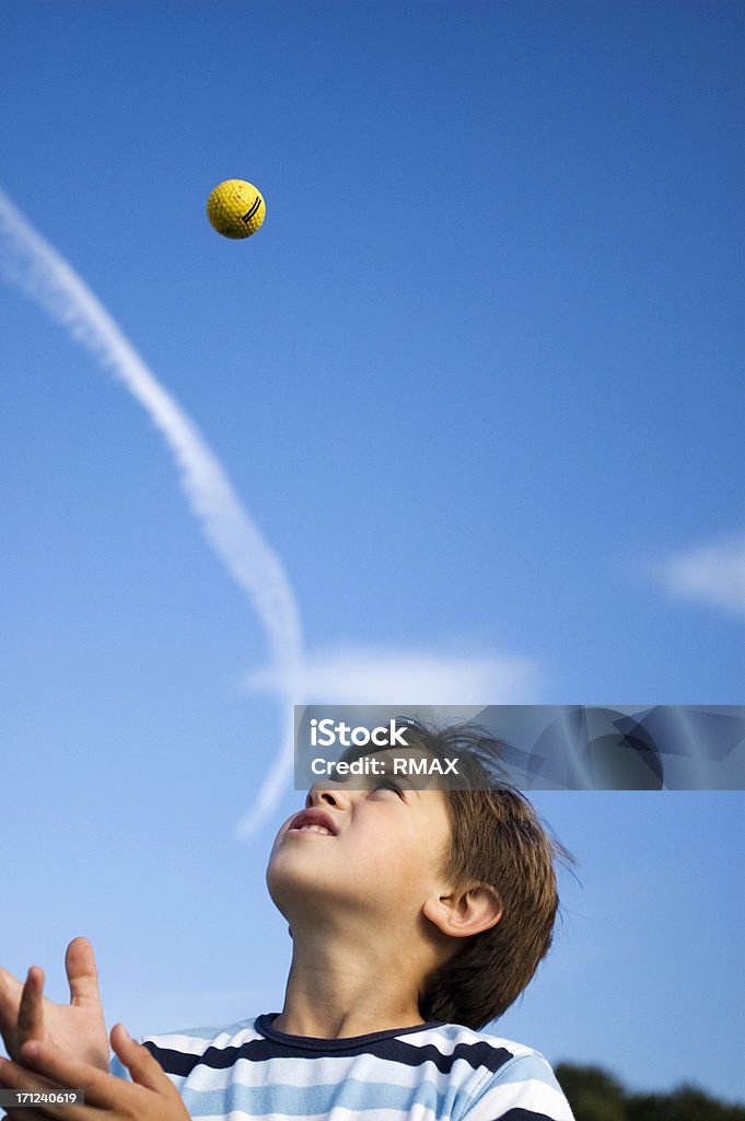 Chłopiec rzuca piłkę - Zbiór zdjęć royalty-free (Dziecko)