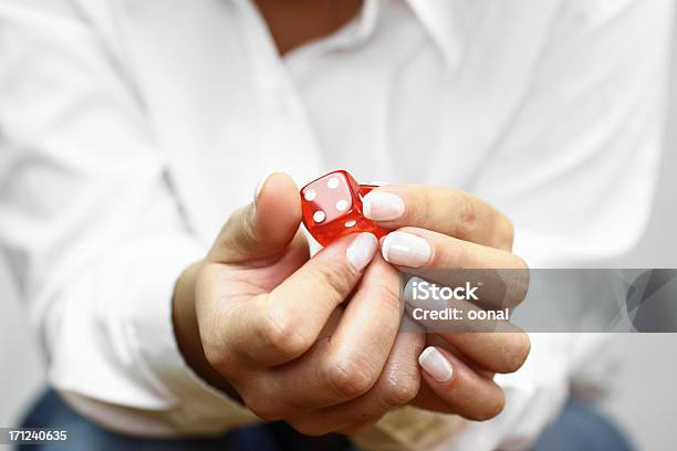 Guardando Dices - Fotografie stock e altre immagini di Gioco dei dadi - Gioco dei dadi, Tagliare a pezzetti, Dipendenza da gioco d'azzardo