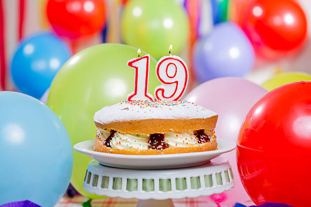 istock Number 19 Candles Cake 171240787