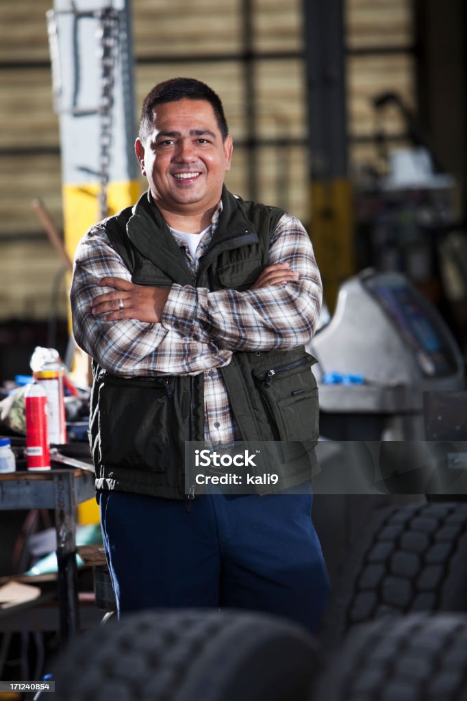 男性、半トラックの駐車場の修理 - 修理するのロイヤリティフリーストックフォト