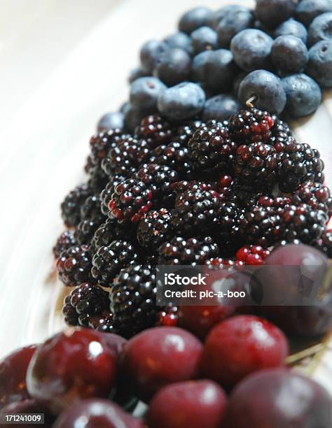 Frutti Di Bosco - Fotografie stock e altre immagini di Alimentazione sana - Alimentazione sana, Blu, Cibi e bevande