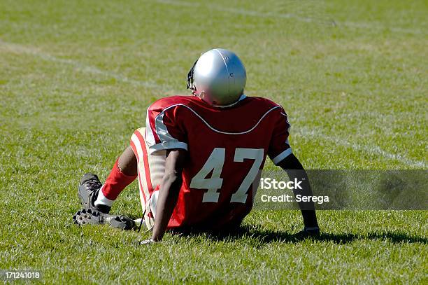 Jogador De Futebol Americano - Fotografias de stock e mais imagens de Ferido - Ferido, Futebol Americano, Adolescente