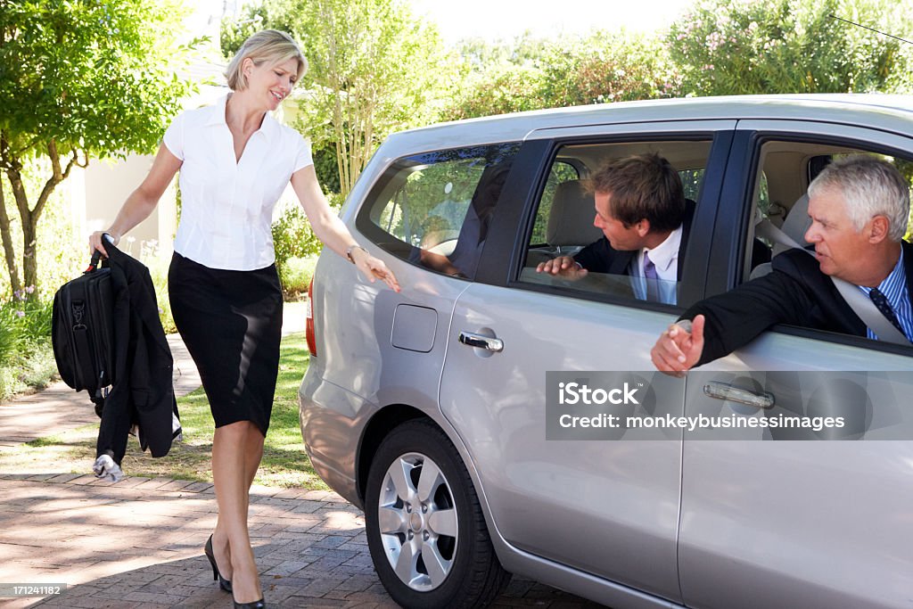 Empresária atrasados para atender aos colegas Journe Dividindo Carro - Foto de stock de Correr royalty-free