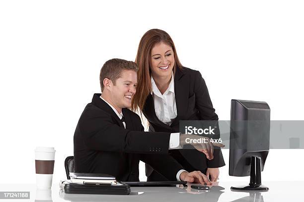 Happy Businesspaar Blick Auf Einem Computer Stockfoto und mehr Bilder von Anzug - Anzug, Berufliche Partnerschaft, Büro