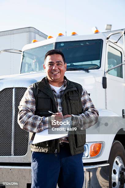 Hispanic Lkwfahrer Mit Zwischenablage Stockfoto und mehr Bilder von Lastwagenfahrer - Lastwagenfahrer, Lächeln, Lateinamerikanische Abstammung