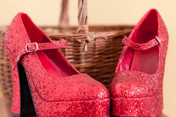 rubby pantofle - red ruby slippers slipper shiny zdjęcia i obrazy z banku zdjęć