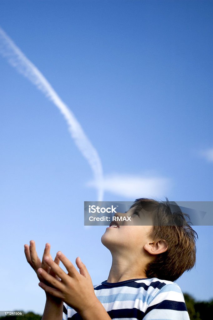 Мальчик Смотреть вверх - Стоковые фото Ребёнок роялти-фри