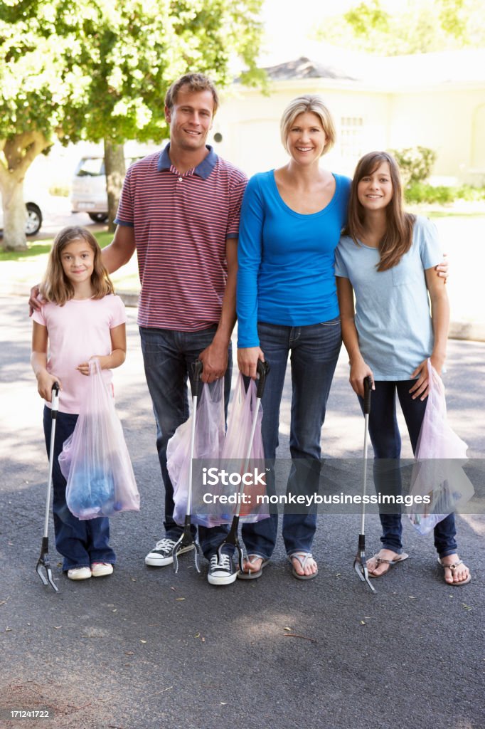 Familia levantando la camada en la zona suburbana de calle - Foto de stock de 30-39 años libre de derechos