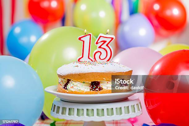 Número 13 Pastel De Cumpleaños Foto de stock y más banco de imágenes de Número 13 - Número 13, Tarta - Postre, Alimento