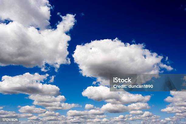 Nubes Foto de stock y más banco de imágenes de Aire libre - Aire libre, Azul, Blanco - Color