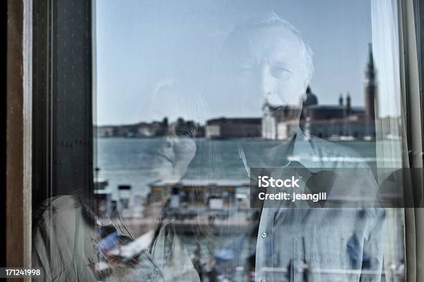 Par Ver Venecia Juntos Foto de stock y más banco de imágenes de Fotografiado a través de una ventana - Fotografiado a través de una ventana, Venecia - Italia, 50-59 años
