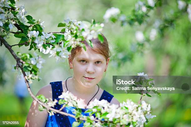 Foto de Linda Garota Sorridente e mais fotos de stock de Alegria - Alegria, Atividade Recreativa, Beleza