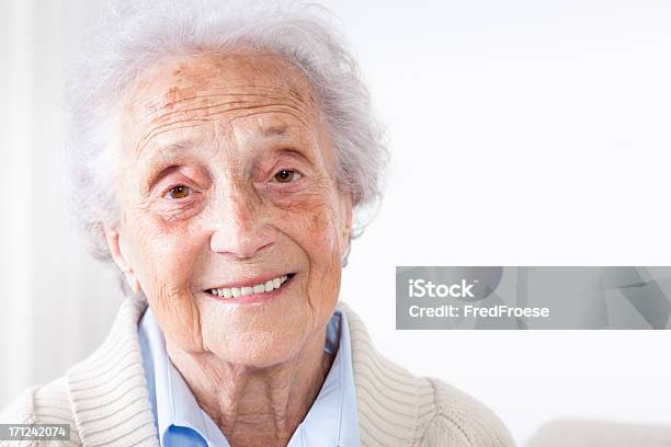 Photo libre de droit de Femme Âgée banque d'images et plus d'images libres de droit de Adulte - Adulte, Canapé, Cheveux blancs