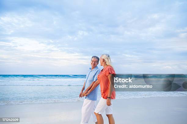 Casal Idoso Desfrutar De Um Passeio Na Praia - Fotografias de stock e mais imagens de Praia - Praia, Terceira idade, Casal