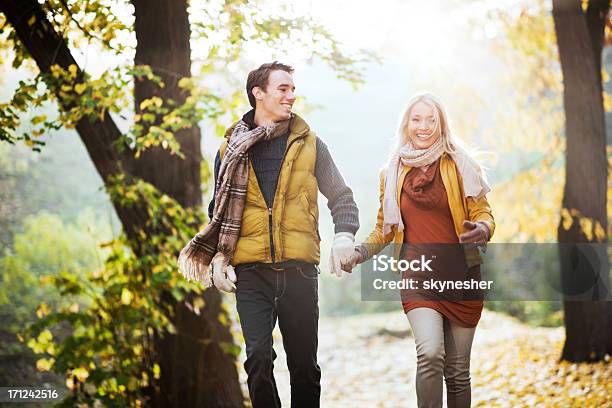 Photo libre de droit de Belle Souriant Couple Courir Dans Le Parc banque d'images et plus d'images libres de droit de Activité - Activité, Activité physique, Adulte