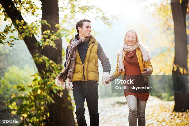 美しい笑顔のランニングで公園のカップル - 2人のストックフォトや画像を多数ご用意 - 2人, アクティブライフスタイル, オレンジ色