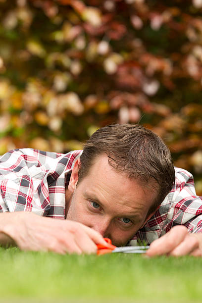 mann mit shear auf gras - lawn mowing gardening obsessive stock-fotos und bilder