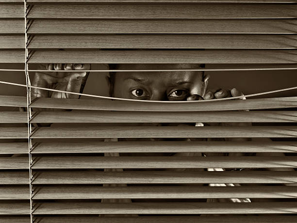 spionage - hiding human eye fear women stock-fotos und bilder