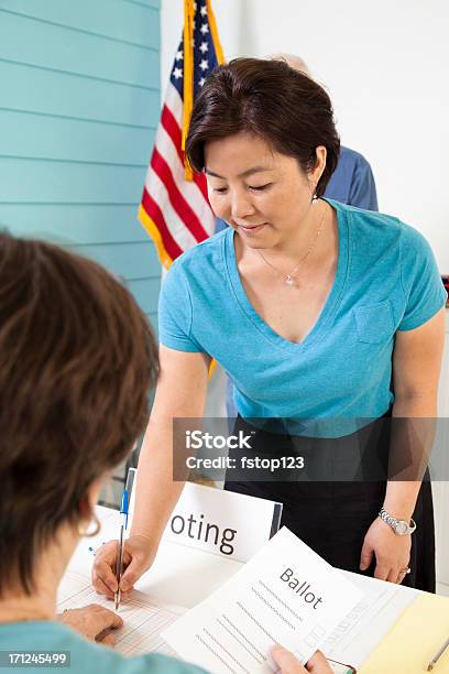 Donna Asiatica Accesso Per Ghisa La Sua Votazione - Fotografie stock e altre immagini di Adulto - Adulto, Cabina elettorale, Caucasico