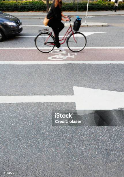 Bicyclist In Bicicletta Lane - Fotografie stock e altre immagini di Ciclismo - Ciclismo, Stoccolma, Elmetto