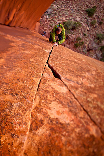 trad wspinaczka skalna w utah w indian creek - trad climbing obrazy zdjęcia i obrazy z banku zdjęć