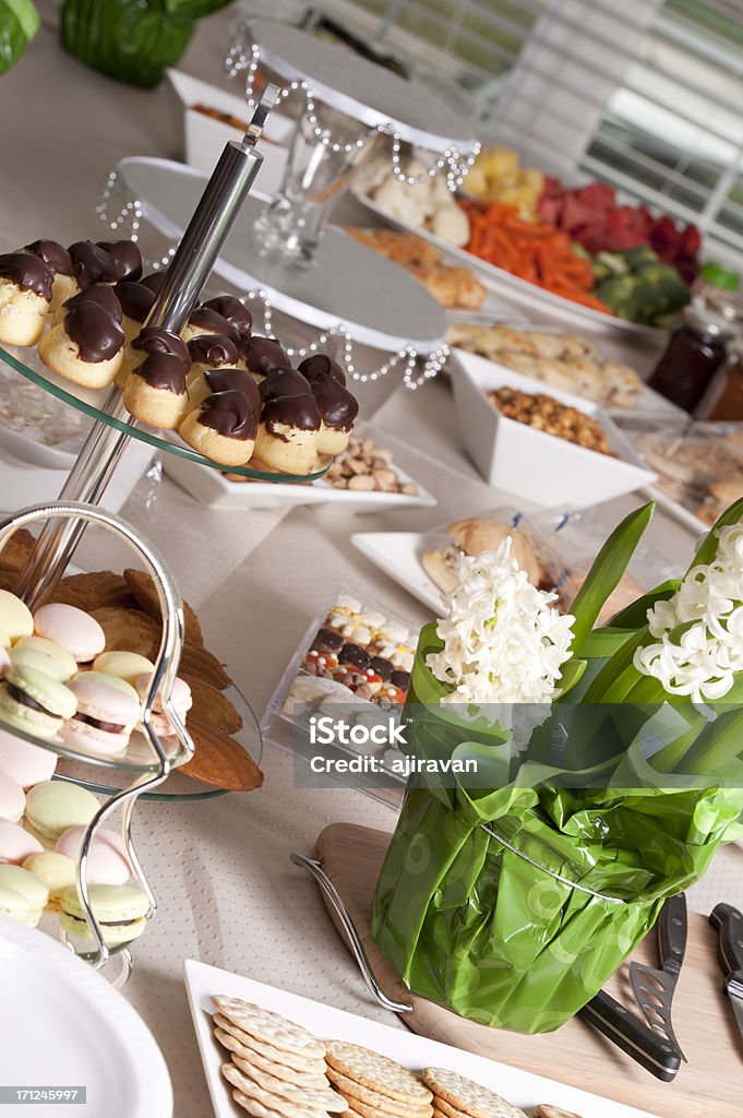 Postres y arreglos florales - Foto de stock de Adulto libre de derechos