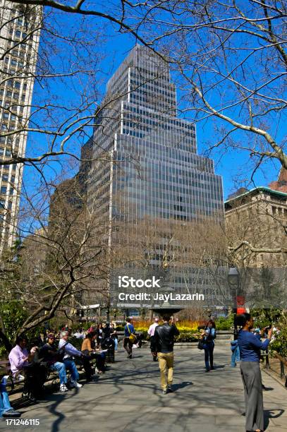 Paisaje De Primavera Personas En City Hall Park Lower Manhattan Ciudad De Nueva York Foto de stock y más banco de imágenes de Adulto