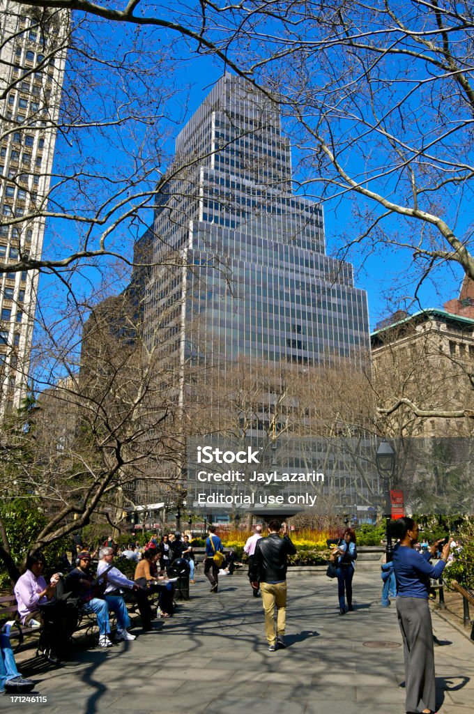 Wiosna scena, ludzie w Park City Hall, Dolnym Manhattanie w Nowym Jorku - Zbiór zdjęć royalty-free (Bezchmurne niebo)