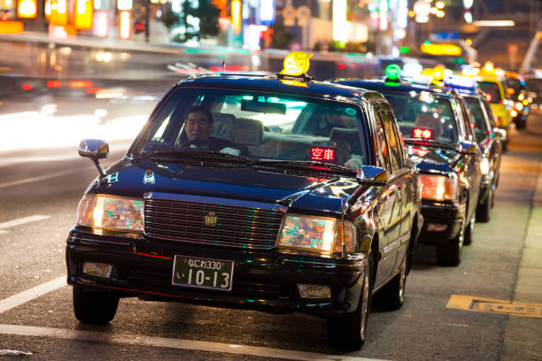 大阪（日本）：ブラックのタクシースタンドの列 - タクシー ストックフォトと画像