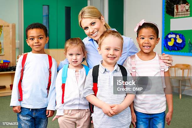 Elementare Schüler Mit Lehrer Stockfoto und mehr Bilder von 4-5 Jahre - 4-5 Jahre, Afrikanischer Abstammung, Ausbilder