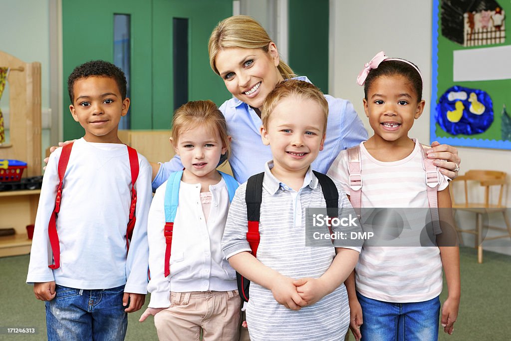 초등학교 학생들이 자신의 교사 - 로열티 프리 4-5세 스톡 사진