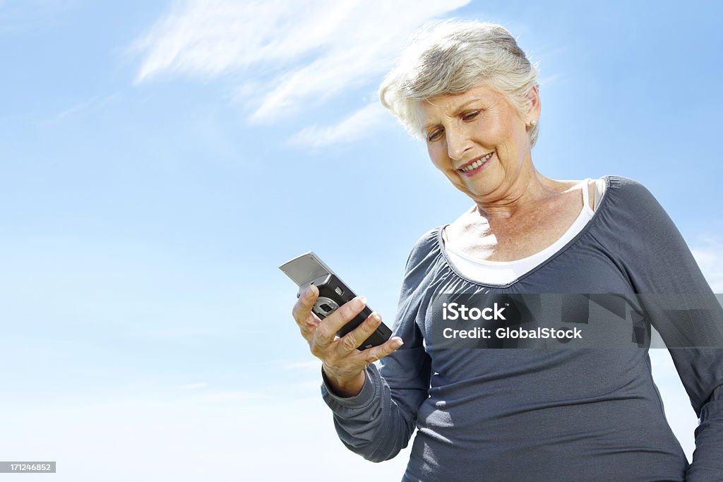 Отправка краткое текстовое сообщение-Для пожилых людей/связь - Стоковые фото Активный пенсионер роялти-фри