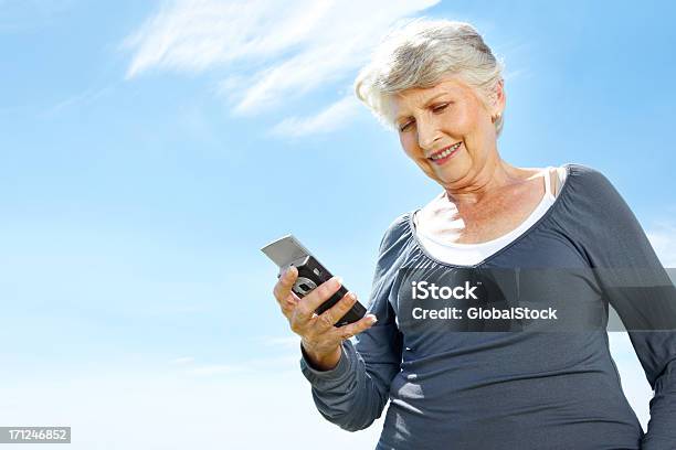 Отправка Краткое Текстовое Сообщениедля Пожилых Людей Связь — стоковые фотографии и другие картинки Активный пенсионер