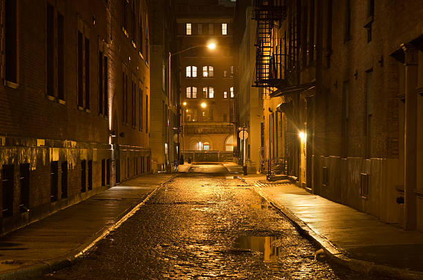 oscuridad calle con fregadero - callejuela fotografías e imágenes de stock