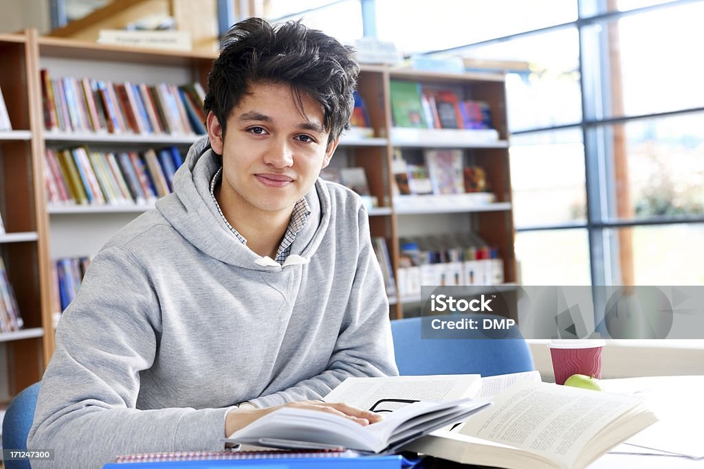 Jovem estudante estudar na biblioteca da universidade - Royalty-free 20-29 Anos Foto de stock