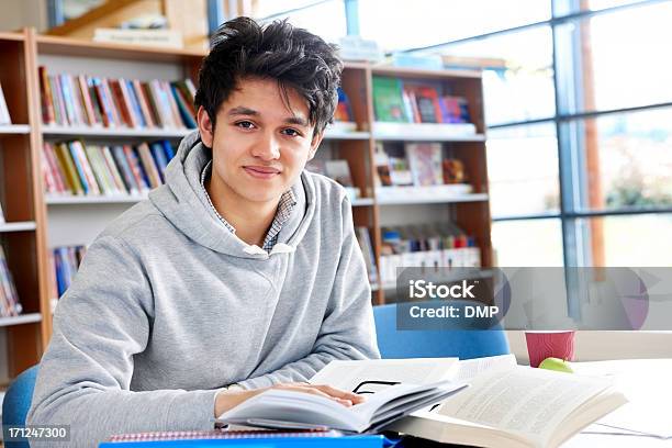 Jovem Estudante Estudar Na Biblioteca Da Universidade - Fotografias de stock e mais imagens de 20-29 Anos