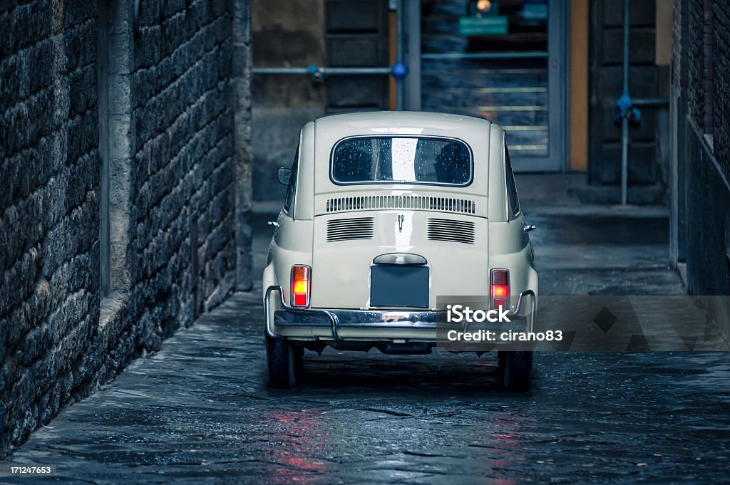 Alte italienische Auto Überqueren der Straße in Siena - Lizenzfrei Oldtimerauto Stock-Foto
