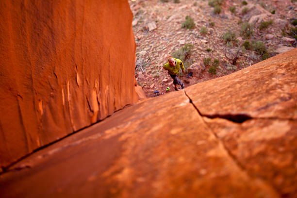 trad arrampicata su roccia in utah a indian creek - trad climbing immagine foto e immagini stock