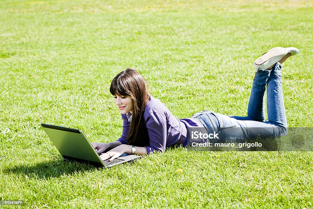 Junge Frau mit laptop im Park - Lizenzfrei Am Telefon Stock-Foto