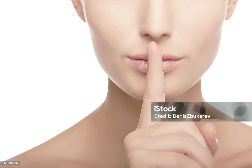 Junge Frau mit finger auf Ihre Lippen - Lizenzfrei Finger auf den Mund legen Stock-Foto