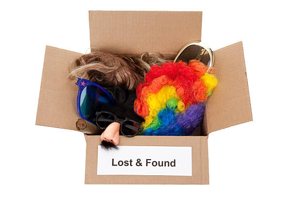 lost & encontrar las identidades - oficina de objetos perdidos fotografías e imágenes de stock