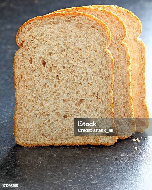 Fette Di Pane Integrale - Fotografie stock e altre immagini di Briciola - Briciola, Cibi e bevande, Cibo