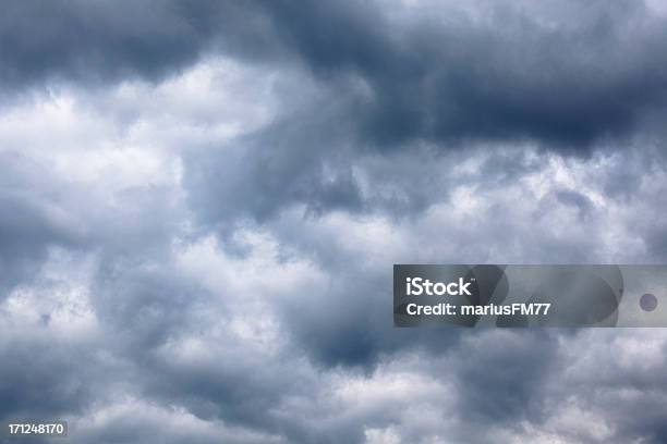 Foto de Nuvens De Tempestade e mais fotos de stock de Azul - Azul, Beleza natural - Natureza, Branco