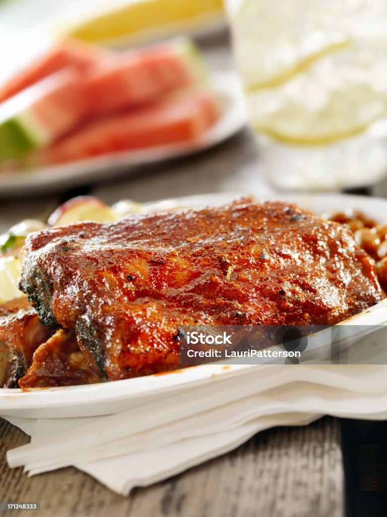 Rack of Barbecue-Rippchen mit einer Limonade - Lizenzfrei Barbecuesoße Stock-Foto