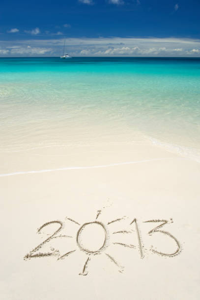 jasny, słoneczny 2013 wiadomość na tropikalnej plaży - 2013 beach sand new years eve zdjęcia i obrazy z banku zdjęć