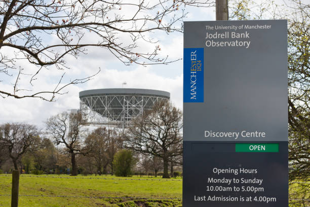 aeropuerto lovell telescopio radio, jodrell bank observatorio - jodrell bank radio telescope dish cheshire astronomy telescope observatory fotografías e imágenes de stock