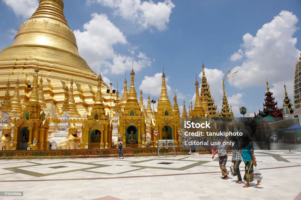 Pilgrims en Shwedagon Pagoda complejo - Foto de stock de Adulto libre de derechos