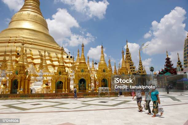 Pilgrims En Shwedagon Pagoda Complejo Foto de stock y más banco de imágenes de Adulto - Adulto, Aire libre, Andar