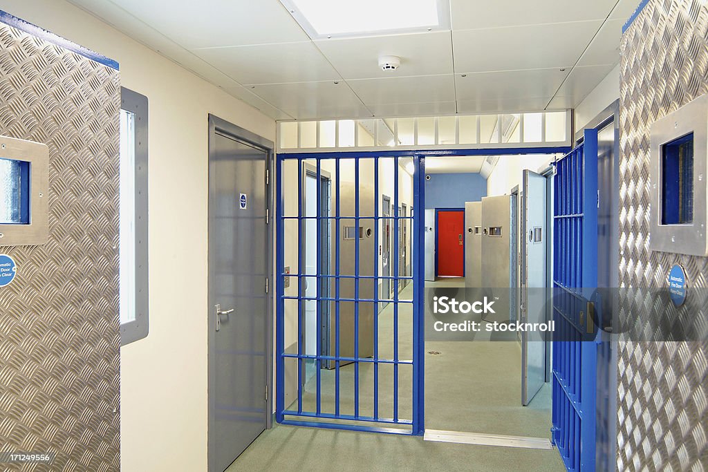 Interior de um moderno prisão com portas abertas - Royalty-free Prisão Foto de stock